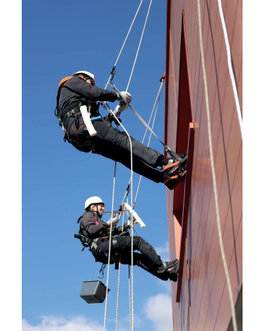 CASCO PARA ALTURAS Y AISLANTE ELECTRICO EJEMPLO DE USO 1
