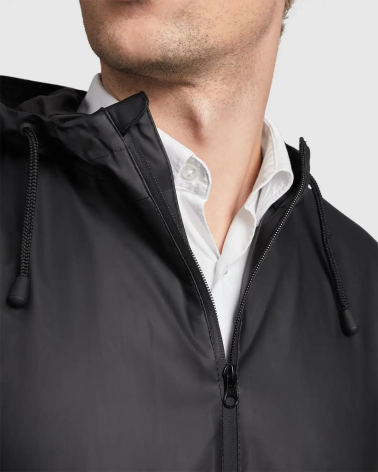 CHUBASQUERO IMPERMEABLE HOMBRE NEGRO DETALLE CUELLO