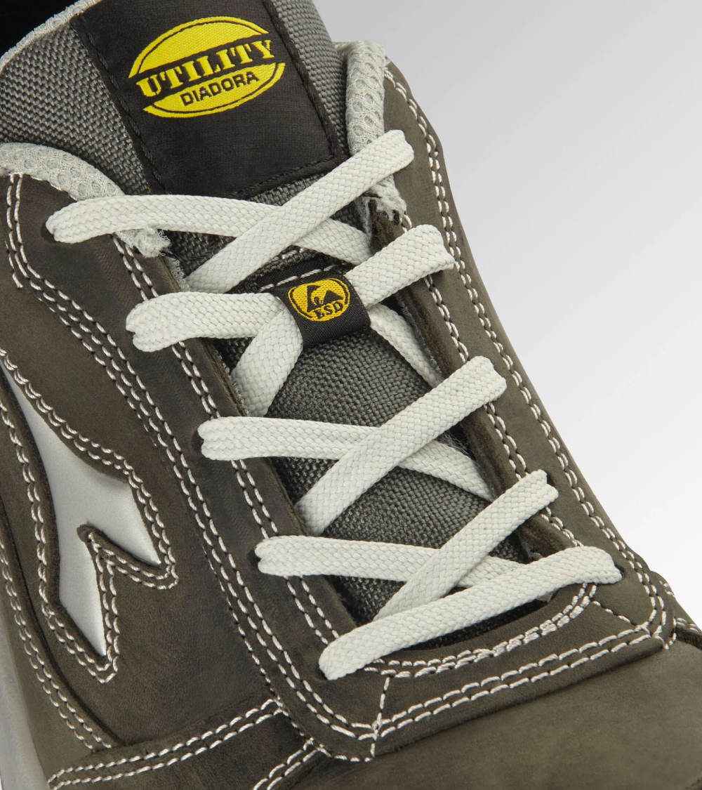 ZAPATILLA S3S TRANSPIRABLE PUNTA DE ACERO EJEMPLO DE USO