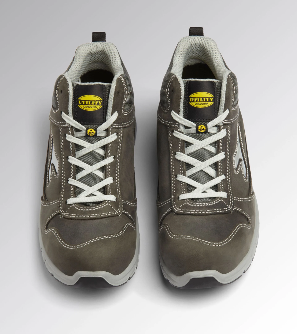 BOTA PUNTERA DE ACERO S3 DIADORA EJEMPLO DE USO