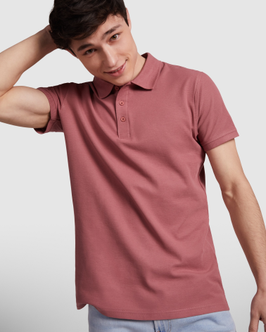 POLO UNISEX MANGA CORTA ALGODÓN COLORES ROJO BAYA EJEMPLO DE USO