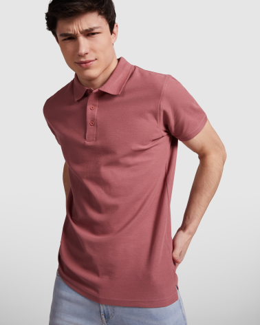 POLO UNISEX MANGA CORTA ALGODÓN COLORES ROJO BAYA EJEMPLO DE USO