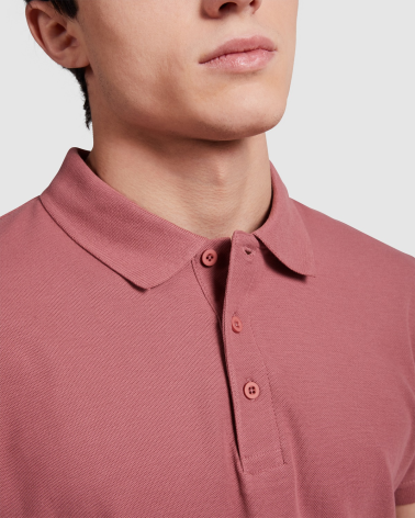 POLO UNISEX MANGA CORTA ALGODÓN COLORES ROJO BAYA DETALLE DE CUELLO