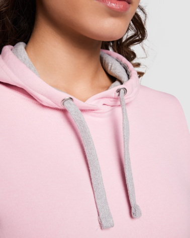 SUDADERA ENTALLADA CON CAPUCHA CHICA ROSA DETALLE CUELLO