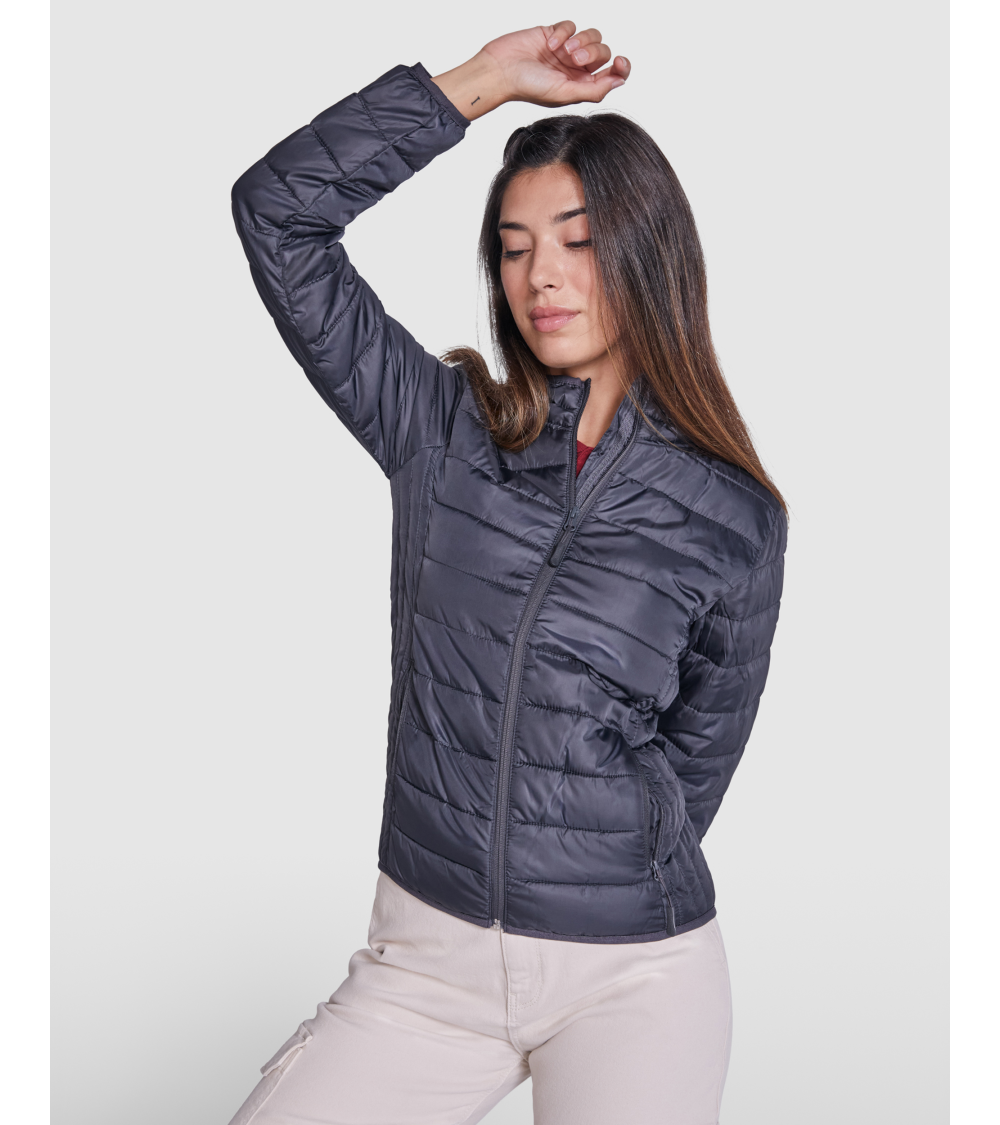 CHAQUETA ACOLCHADA MUJER RESISTENTE AL AGUA AZUL MARINO EJEMPLO DE USO