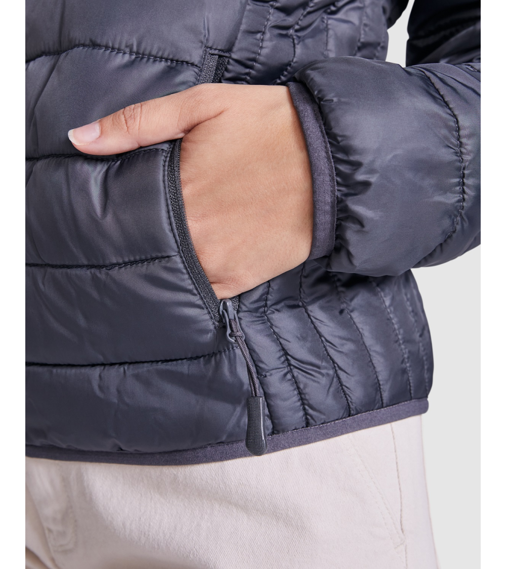 CHAQUETA ACOLCHADA MUJER RESISTENTE AL AGUA AZUL MARINO EJEMPLO DE USO