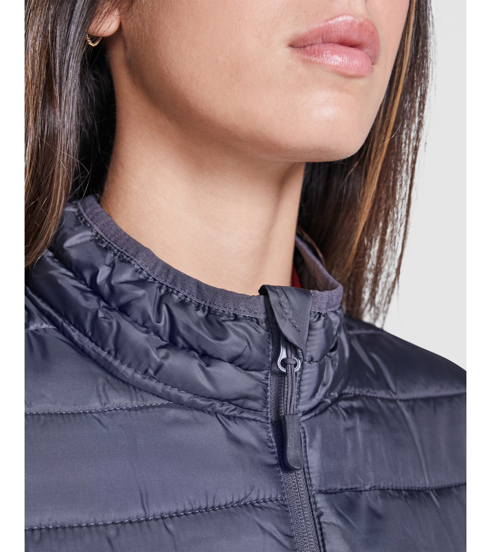 CHAQUETA ACOLCHADA MUJER RESISTENTE AL AGUA AZUL MARINO EJEMPLO DE USO