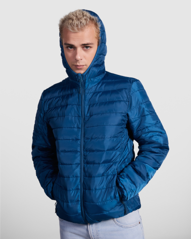 CHAQUETA HOMBRE TIPO PLUMA CON CAPUCHA AZUL LUNA EJEMPLO DE USO