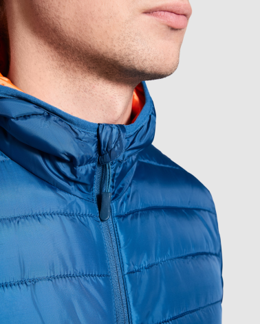 CHAQUETA HOMBRE TIPO PLUMA CON CAPUCHA AZUL LUNA  DETALLE CUELLO