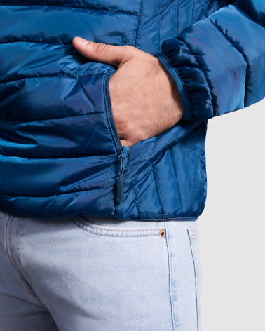 CHAQUETA HOMBRE TIPO PLUMA CON CAPUCHA AZUL LUNA  DETALLE BOLSILLO