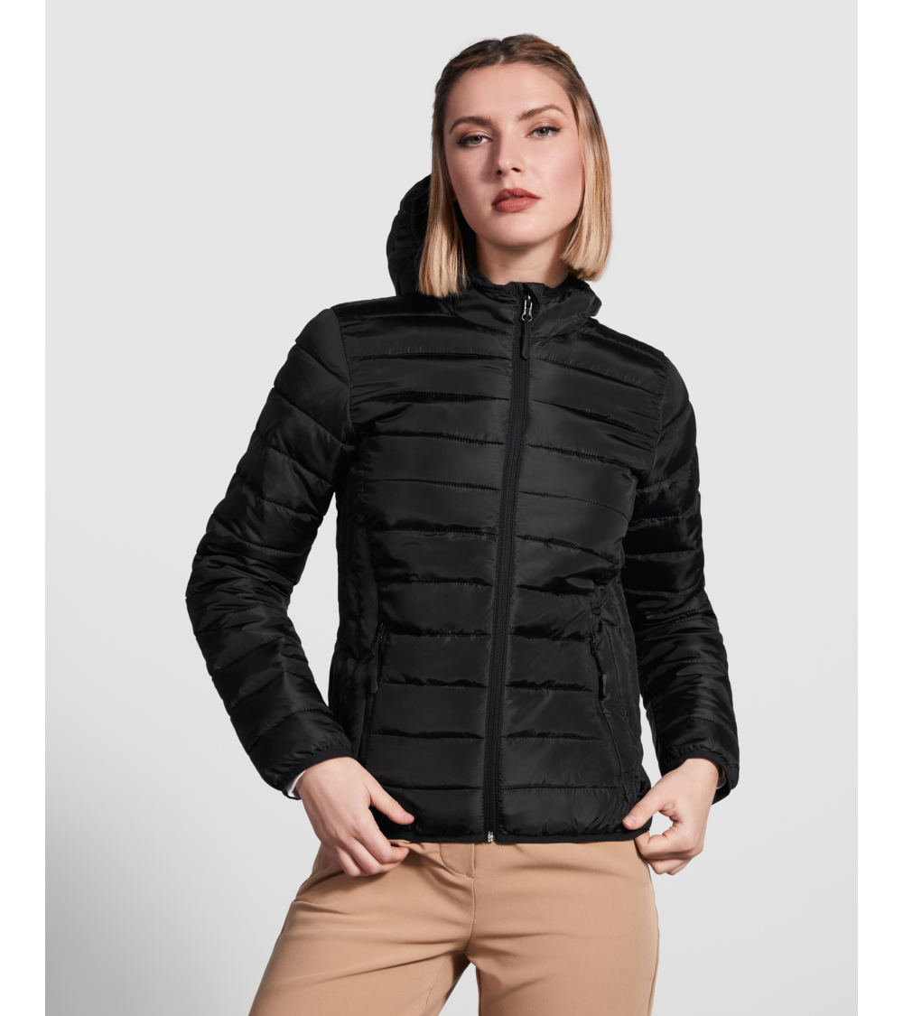 CHAQUETA MUJER TIPO PLUMA CON CAPUCHA EJEMPLO DE USO