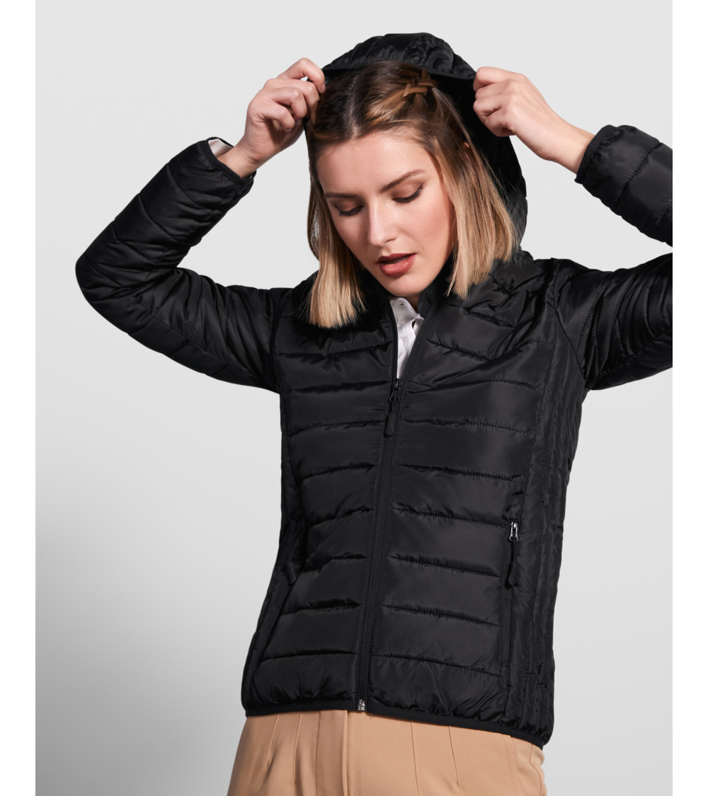 CHAQUETA MUJER TIPO PLUMA CON CAPUCHA EJEMPLO DE USO