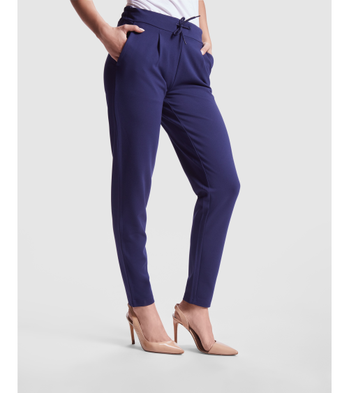 PANTALON MUJER AJUSTE CON CORDÓN AZUL MARINO EJEMPLO DE USO