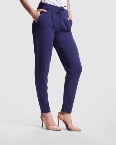 PANTALON MUJER AJUSTE CON CORDÓN AZUL MARINO EJEMPLO DE USO