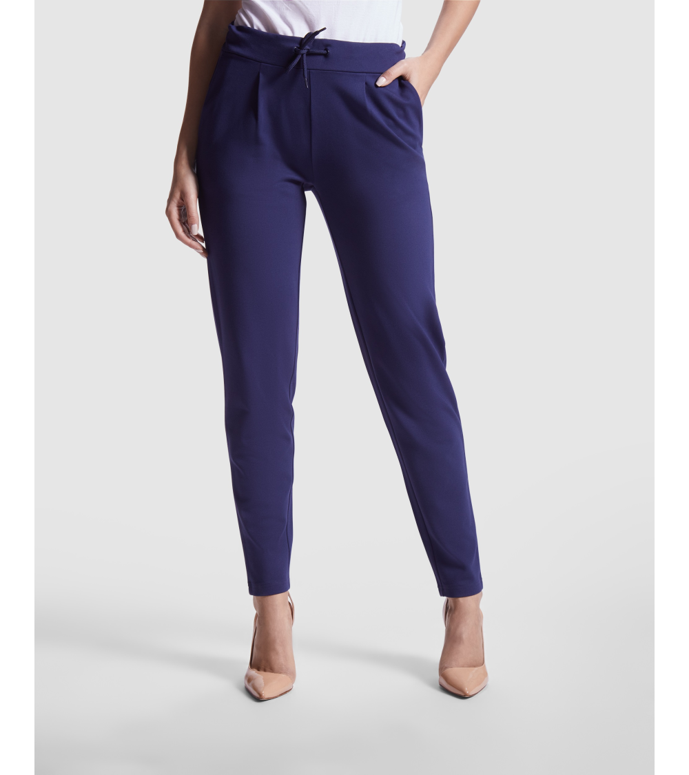 PANTALON MUJER AJUSTE CON CORDÓN AZUL MARINO EJEMPLO DE USO