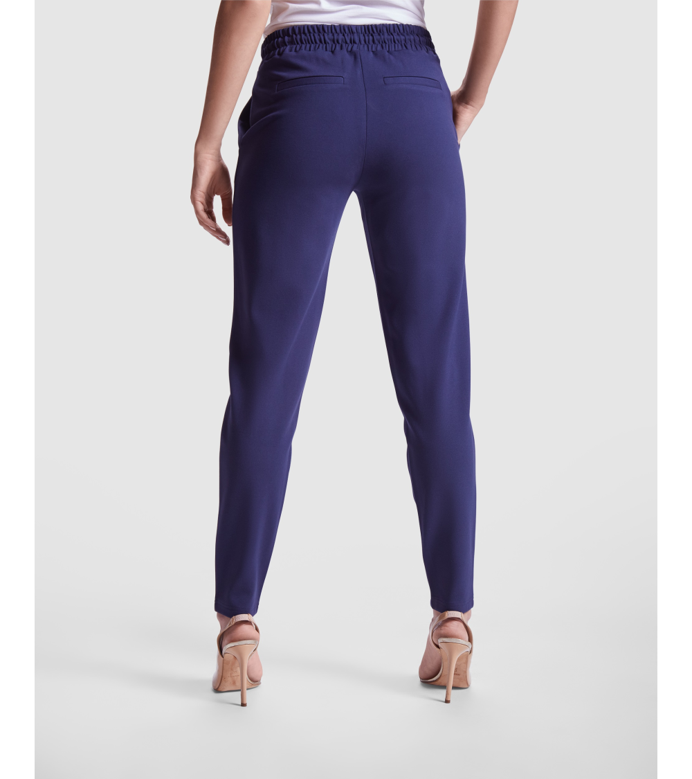 PANTALON MUJER AJUSTE CON CORDÓN AZUL MARINO EJEMPLO DE USO