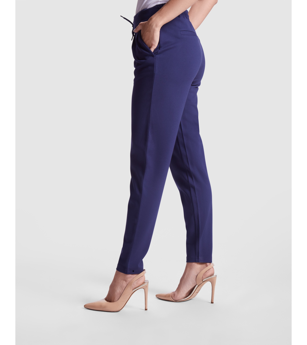 PANTALON MUJER AJUSTE CON CORDÓN AZUL MARINO EJEMPLO DE USO