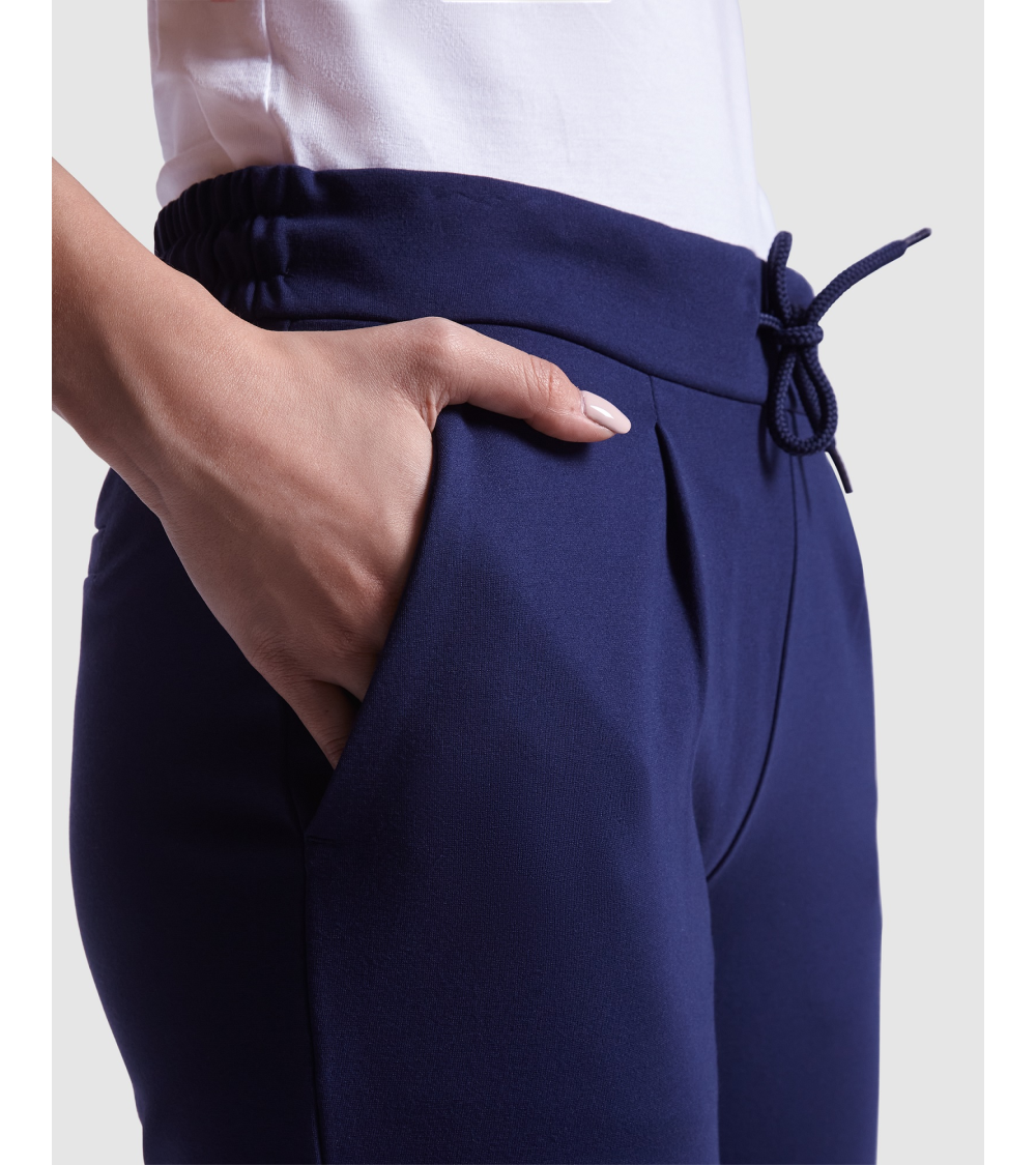 PANTALON MUJER AJUSTE CON CORDÓN AZUL MARINO EJEMPLO DE USO