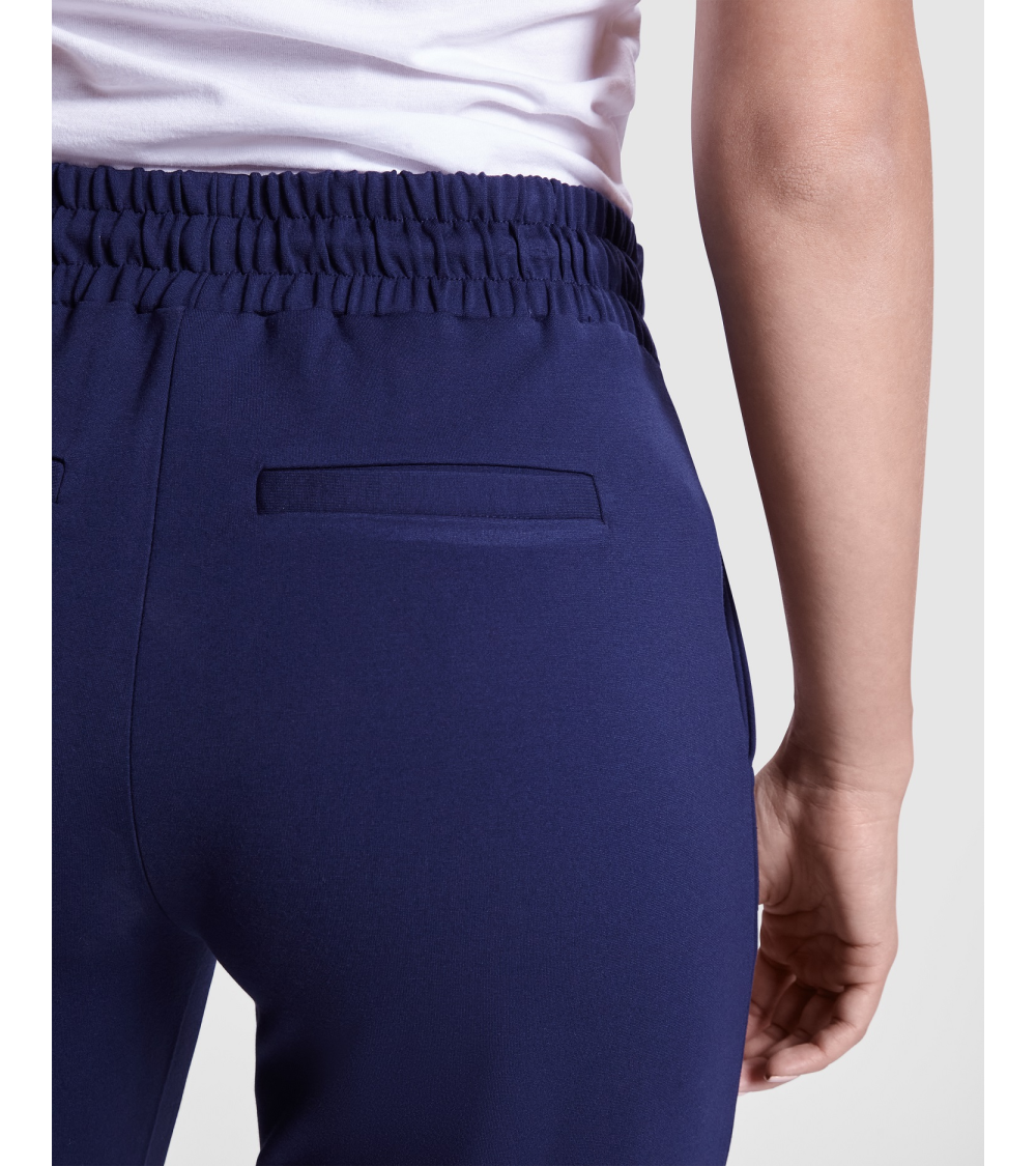 PANTALON MUJER AJUSTE CON CORDÓN AZUL MARINO EJEMPLO DE USO