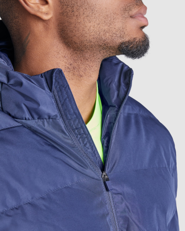 PARKA DEPORTIVA ACOLCHADA AZUL MARINO DETALLE DE CUELLO