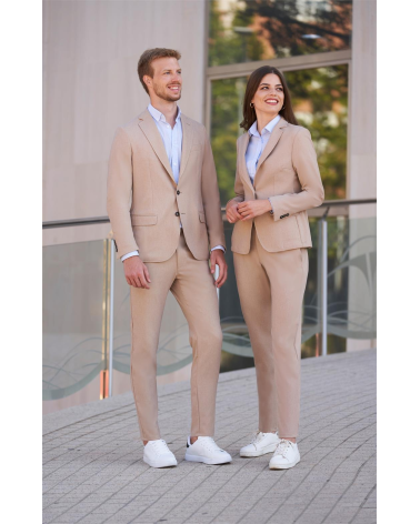 PANTALÓN HOMBRE HOSTELERÍA RECEPCIÓN BEIGE EJEMPLO DE USO
