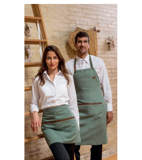 DELANTAL CORTO CAFETERÍA BOLSILLO RECTANGULAR EJEMPLO DE USO