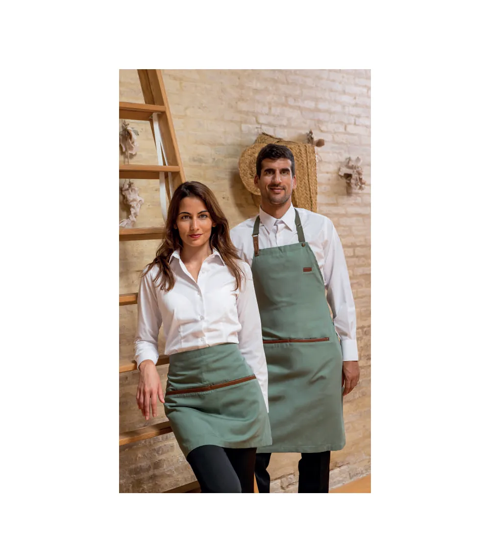 DELANTAL CORTO CAFETERÍA BOLSILLO RECTANGULAR EJEMPLO DE USO