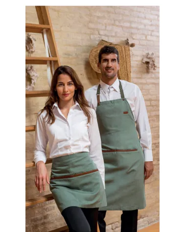 DELANTAL CORTO CAFETERÍA BOLSILLO RECTANGULAR EJEMPLO DE USO