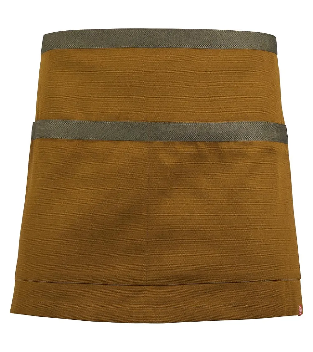 DELANTAL CORTO ALGODÓN MOSTAZA CAMARERO EJEMPLO DE USO