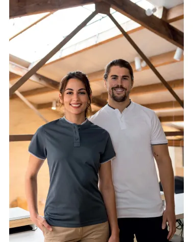 POLO TRANSPIRABLE MUJER MANGA CORTA CUELLO MAO EJEMPLO DE USO