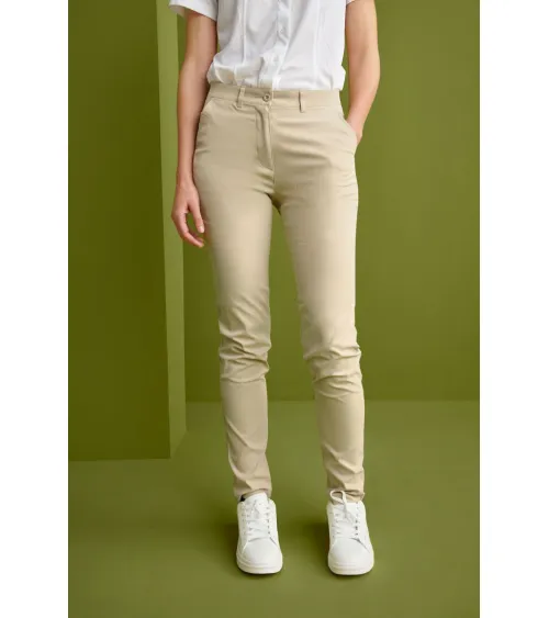 PANTALON CHINO MUJER SLIM FIT RESISTETE LEJIA ARENA EJEMPLO DE USO