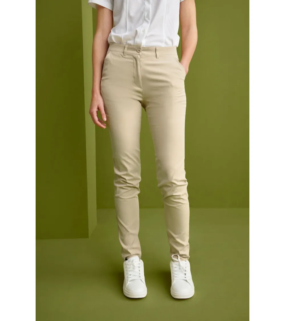 PANTALON CHINO MUJER SLIM FIT RESISTETE LEJIA ARENA EJEMPLO DE USO
