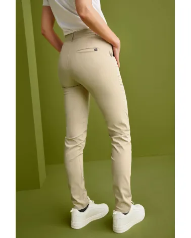 PANTALON CHINO MUJER SLIM FIT RESISTETE LEJIA ARENA ESPALDA