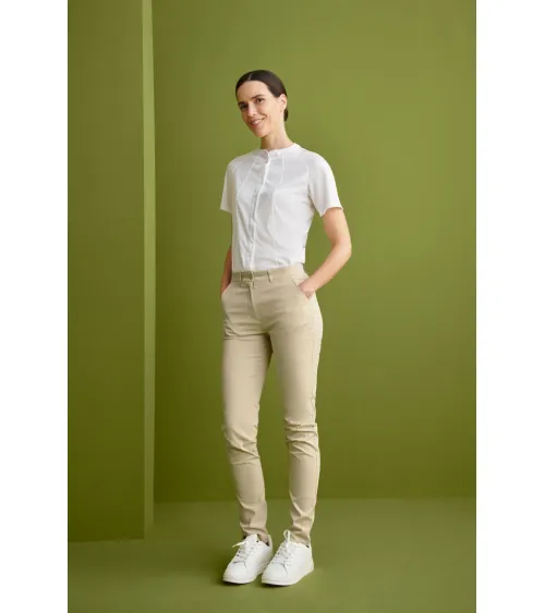 PANTALON CHINO MUJER SLIM FIT RESISTETE LEJIA ARENA EJEMPLO DE USO