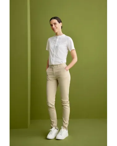 PANTALON CHINO MUJER SLIM FIT RESISTETE LEJIA ARENA EJEMPLO DE USO