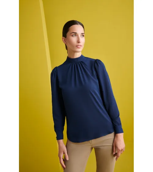 BLUSA MANGA LARGA Y CUELLO ALTO  MARINO EJEMPLO DE USO