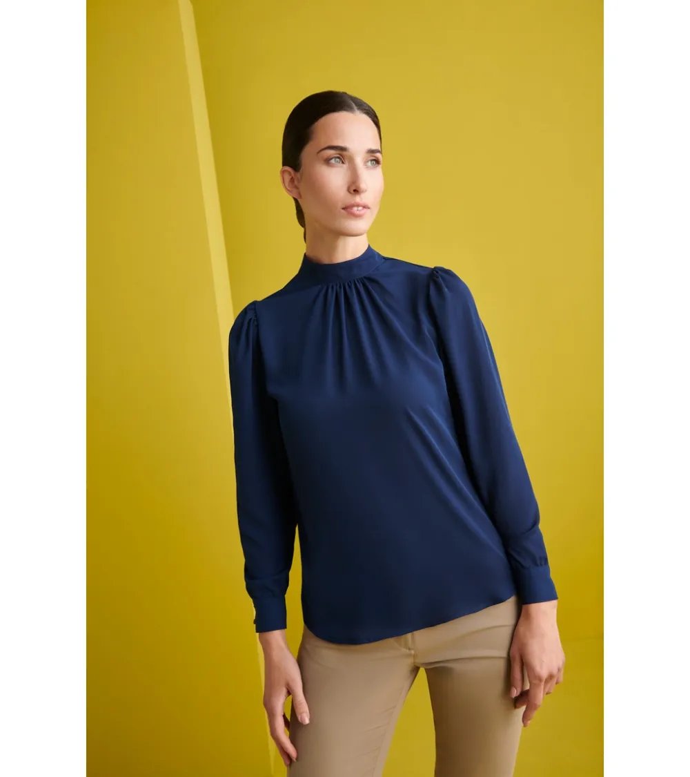 BLUSA MANGA LARGA Y CUELLO ALTO  MARINO EJEMPLO DE USO