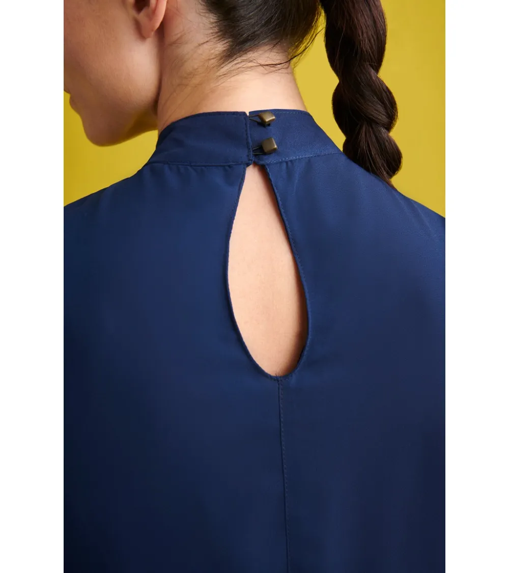 BLUSA MANGA LARGA Y CUELLO ALTO  MARINO EJEMPLO DE USO