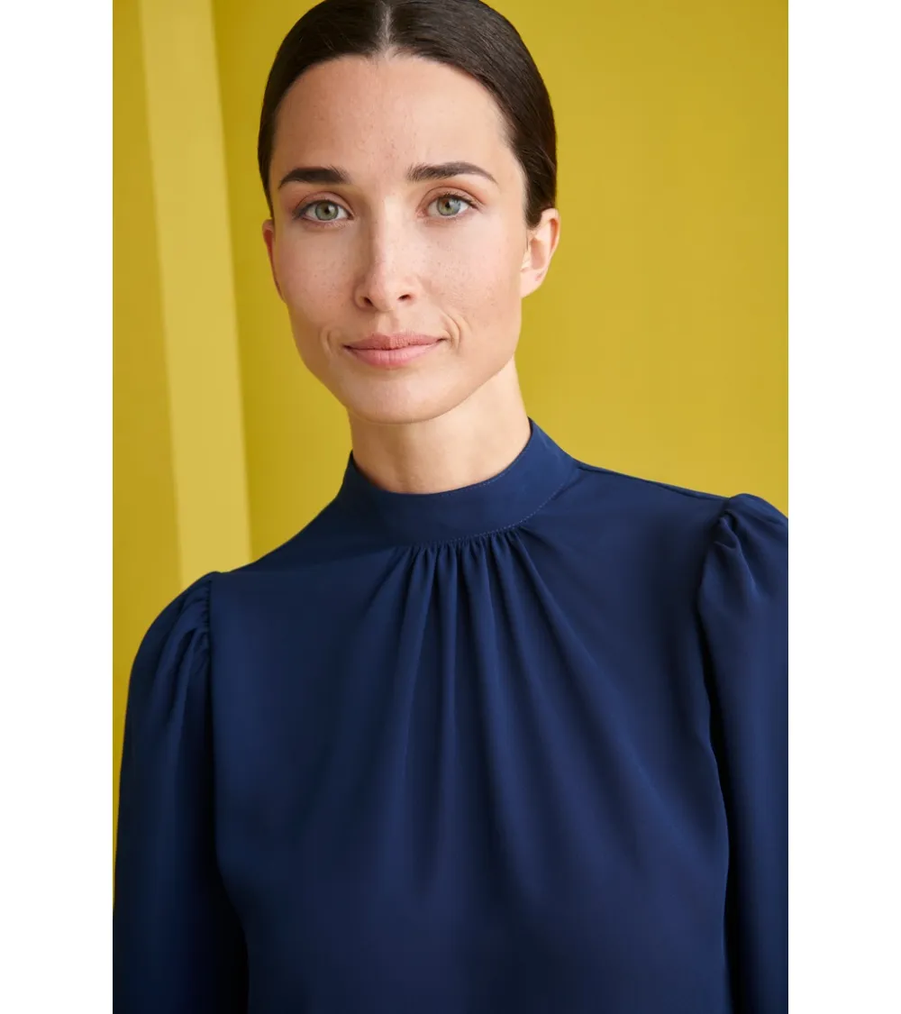 BLUSA MANGA LARGA Y CUELLO ALTO  MARINO EJEMPLO DE USO