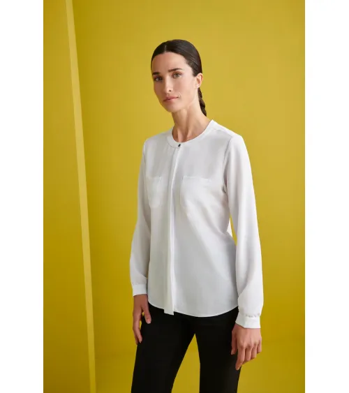 BLUSA CON BOLSILLOS Y CAIDA SUAVE BLANCO EJEMPLO DE USO