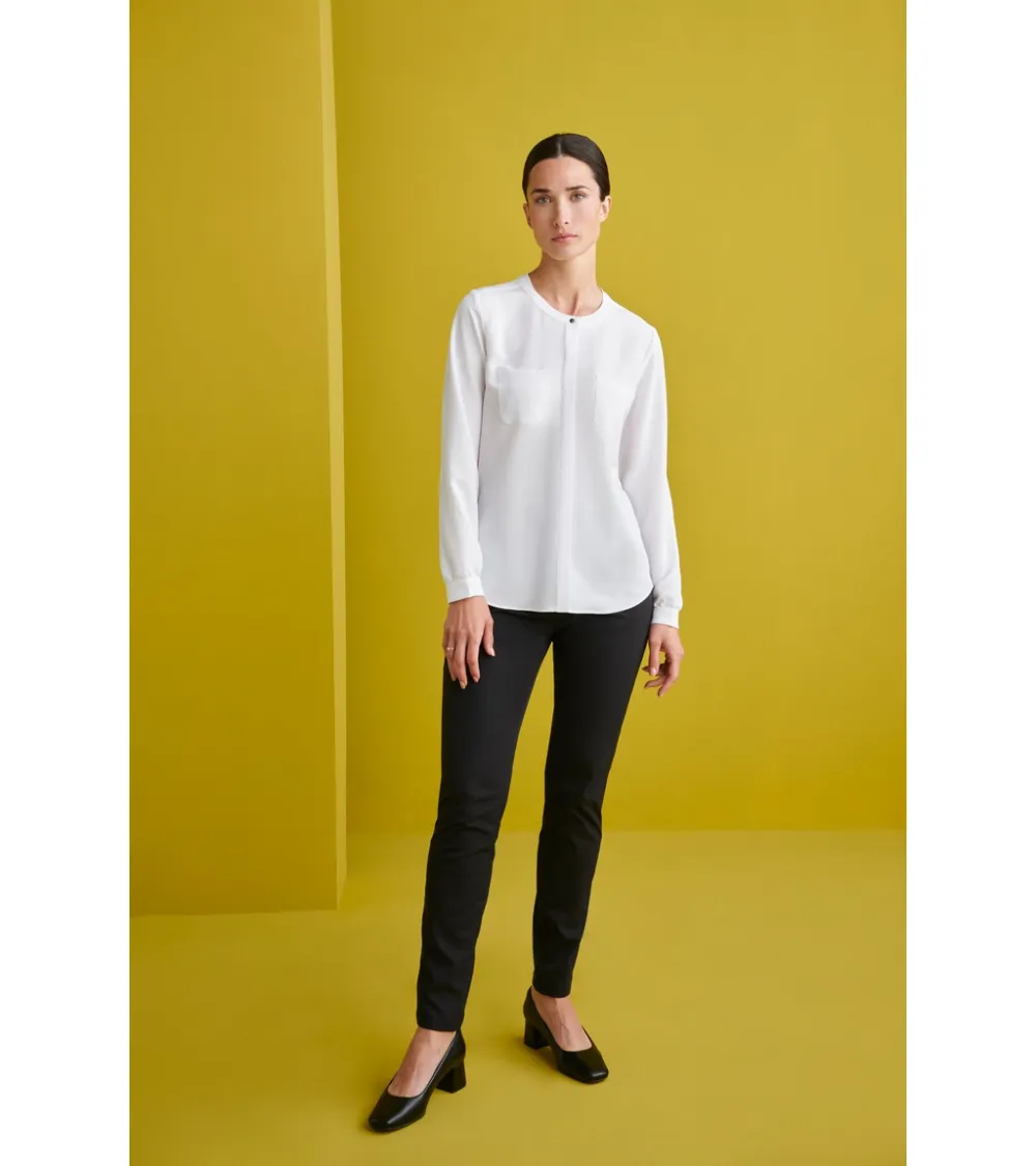 BLUSA CON BOLSILLOS Y CAIDA SUAVE BLANCO EJEMPLO DE USO