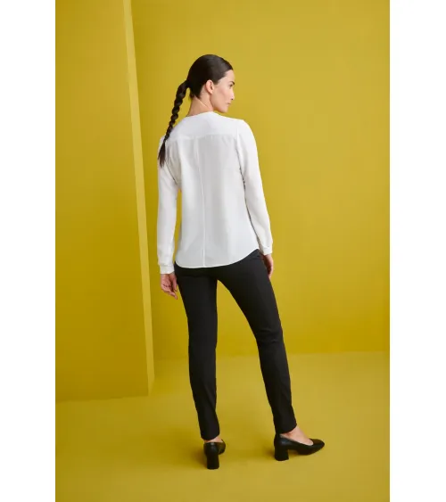 BLUSA CON BOLSILLOS Y CAIDA SUAVE BLANCO EJEMPLO DE USO