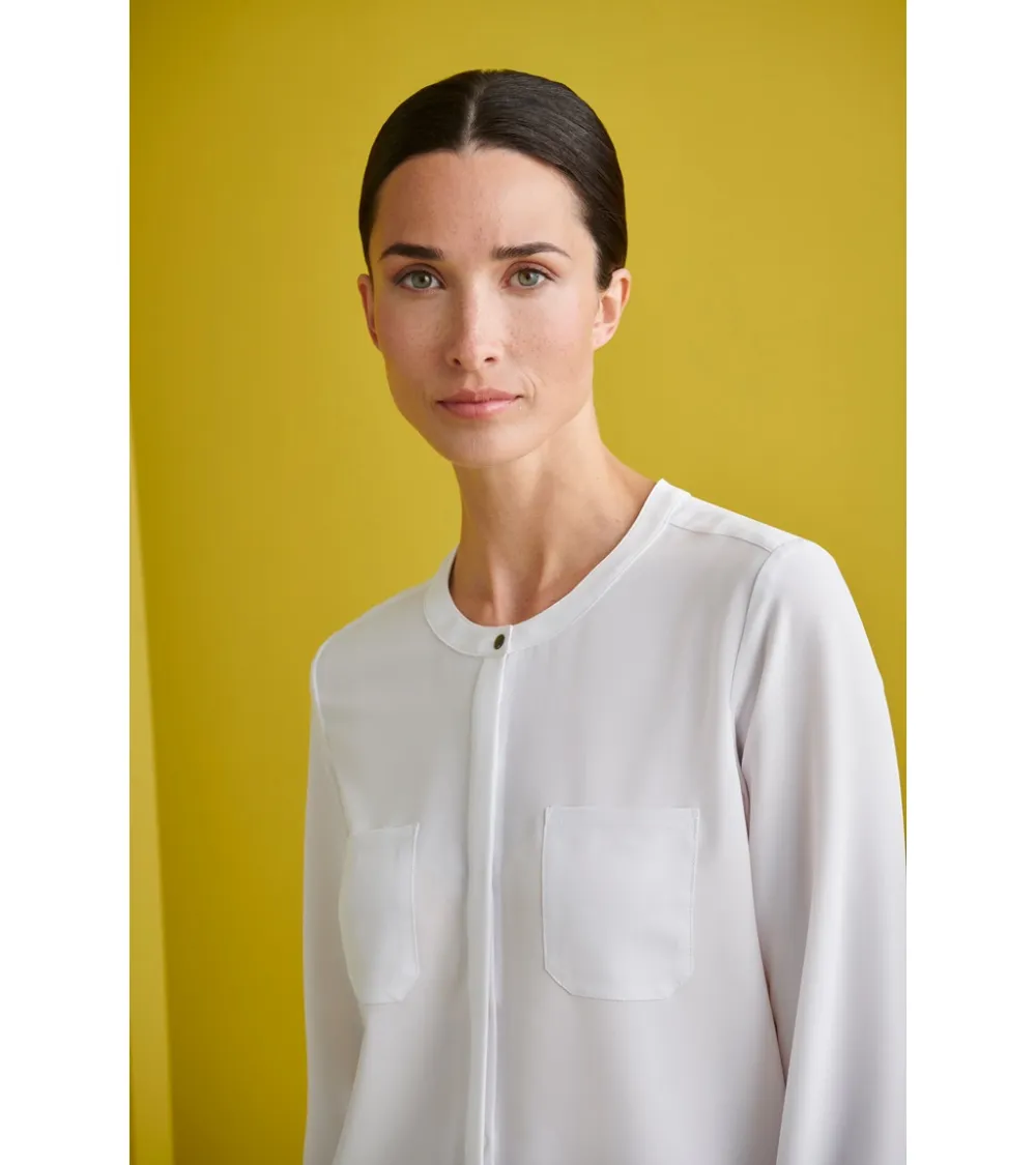 BLUSA CON BOLSILLOS Y CAIDA SUAVE BLANCO EJEMPLO DE USO