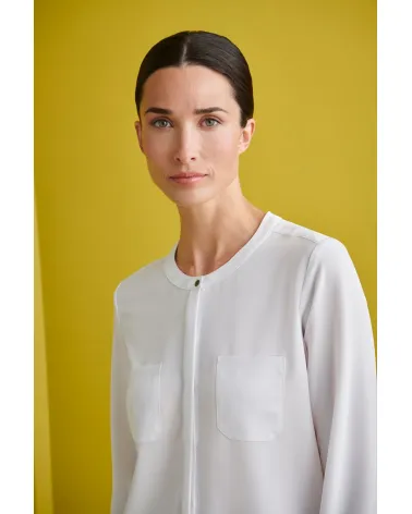 BLUSA CON BOLSILLOS Y CAIDA SUAVE BLANCO DETALLE CUELLO