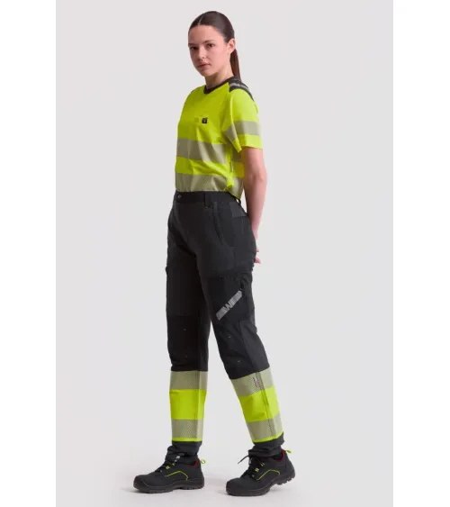 PANTALON TREKKING ALTA VISIBILIDAD GRIS AMARILLO EJEMPLO DE USO