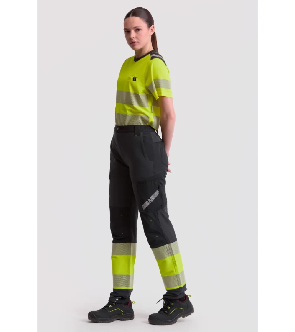 PANTALON TREKKING ALTA VISIBILIDAD GRIS AMARILLO EJEMPLO DE USO