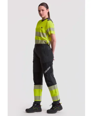 PANTALON TREKKING ALTA VISIBILIDAD GRIS AMARILLO EJEMPLO DE USO