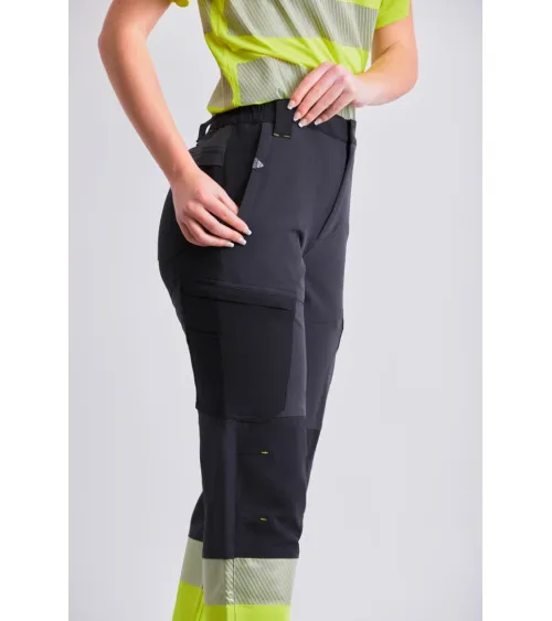 PANTALON TREKKING ALTA VISIBILIDAD GRIS AMARILLO EJEMPLO DE USO