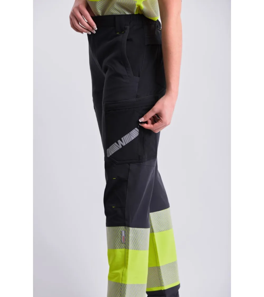 PANTALON TREKKING ALTA VISIBILIDAD GRIS AMARILLO EJEMPLO DE USO