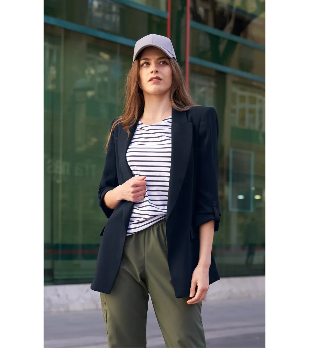 AMERICANA MUJER CON RECOGEMANGA